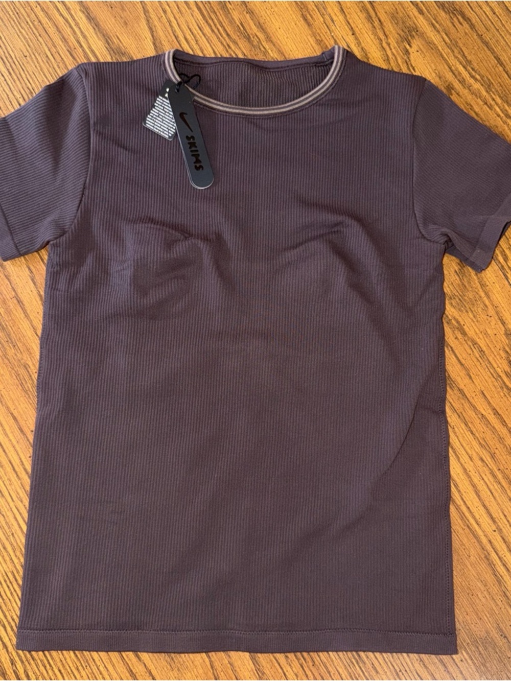 NIKE SKIMS RIBBED SEAMLESS SHORT SLEEVE TOP color phoenix truffle NWT